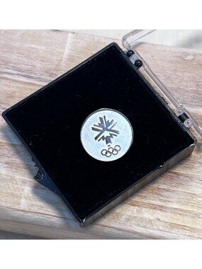 2002 Winter Olympics Snowflake Pin With Display Case  Salt Lake City, Utah SLOC